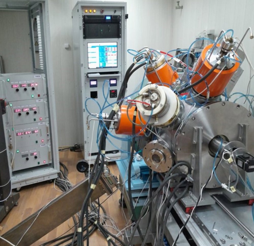 Вакуумный электронно-ионно-плазменный стенд (ВЭИПС) для проведения in situ синхротронного мониторинга процессов при синтезе функциональных покрытий на поверхности материалов и изделий методами пучково-плазменной инженерии