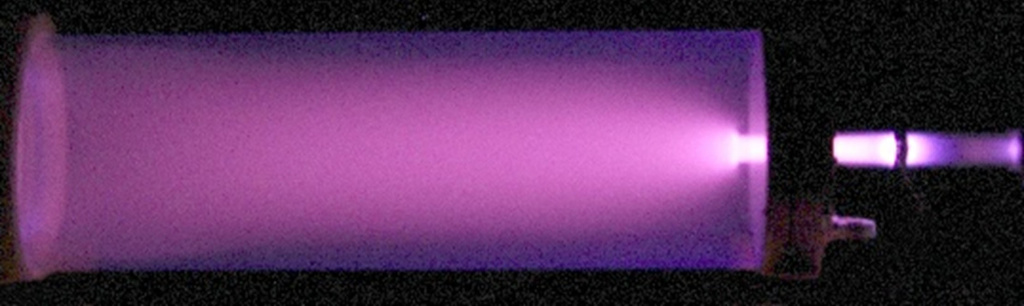 Свечение плазмы диффузного разряда в трубке диаметром 15 см
